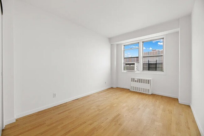 Foto del edificio - 620 Malcolm X Blvd