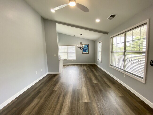 Foto del edificio - Modern & Completely Renovated Condo in the...