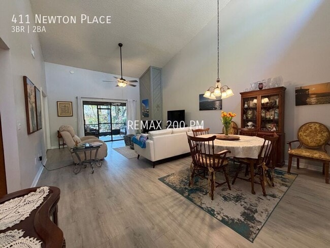 Foto del edificio - 411 Newton Pl