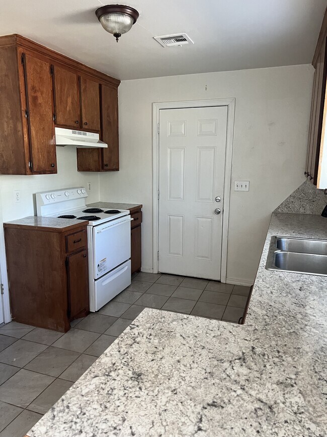 Foto del edificio - 1623 N Louisa Ave