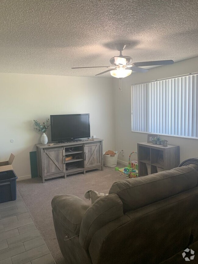 Building Photo - 542 600 W
