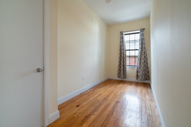 Building Photo - ROOM ONLY in 3-bed/2.0-bath Home