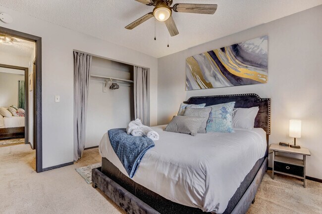 Queen Bedroom - 6652 Dublin Loop W