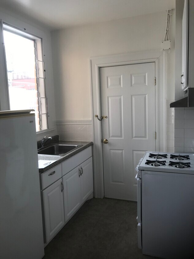 Kitchen with refrigerator and gas stove - 1344 Jackson St
