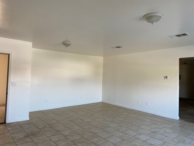 Building Photo - Large three bedroom apartment!