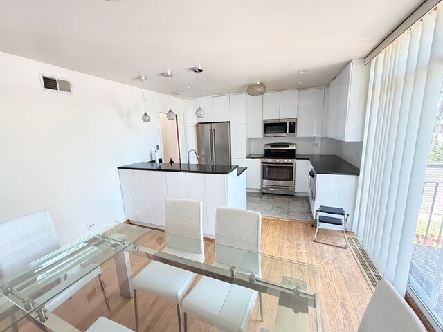 Building Photo - 5557 S Harper Ave
