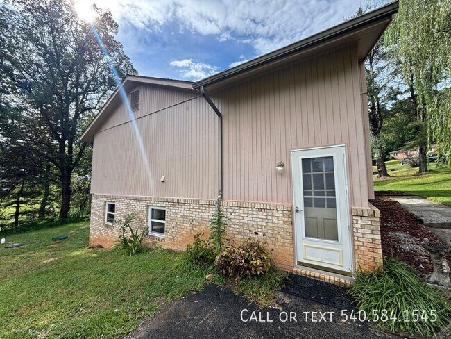 Foto del edificio - 6421 Orchard View Ln
