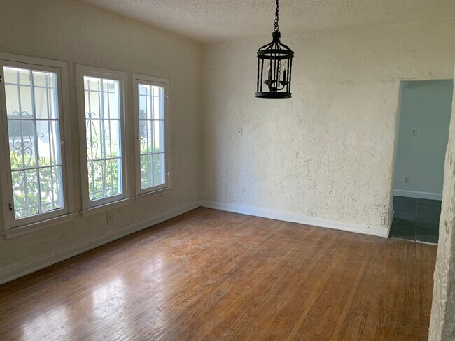 Building Photo - 1032 S Cloverdale Ave