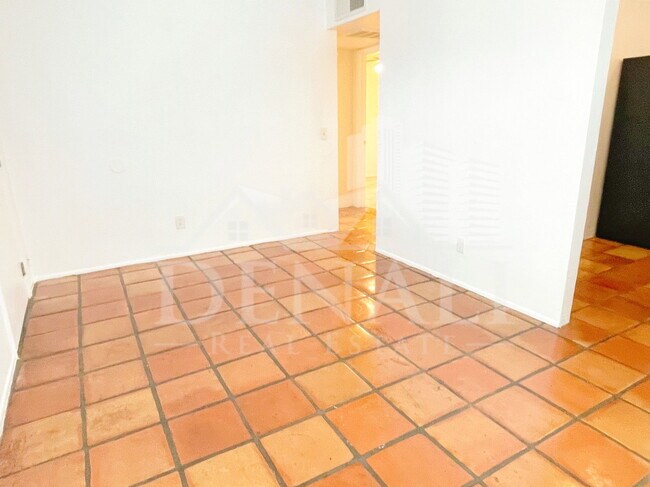 Building Photo - 1404 W Fresno St
