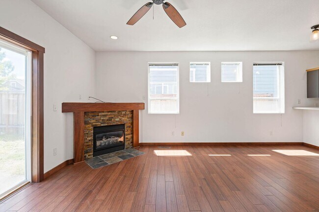 Foto del edificio - Charming 3-bdrm/2-bath Slender Home in Roseway. Fenced backyard, 1-car garage