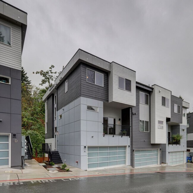 Foto del edificio - Beautiful and Spacious 4bd/4ba Townhome Av...