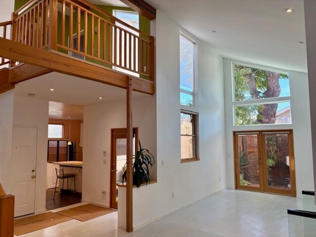 Sala de estar - 1948 S Holt Ave