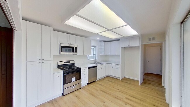 Building Photo - Newly Renovated 3 Bedroom, 2 Bathroom Hous...