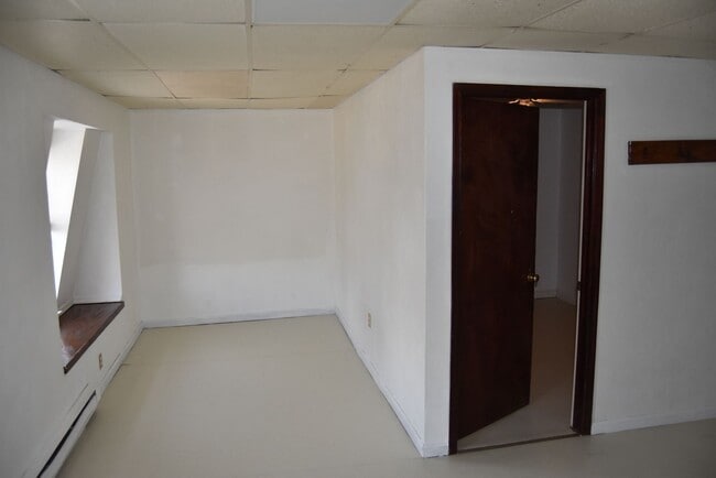 Building Photo - 3rd Floor Apartment *Weekly Rent*