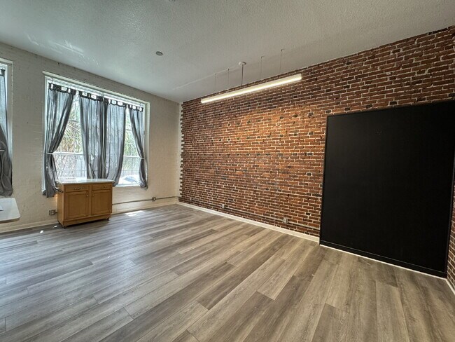 Foto del edificio - Live in a Piece of History – Unique Condo ...
