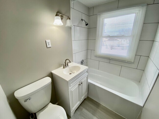 Ceramic Tile Surround - 2908 S 51st St