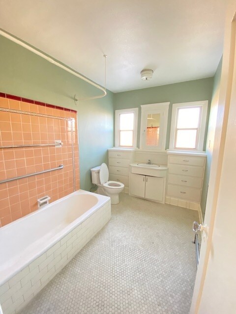 Full bathroom - 1140 S Hudson Ave