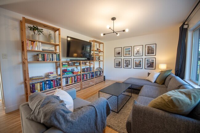 Foto del edificio - 757 N Hills Dr