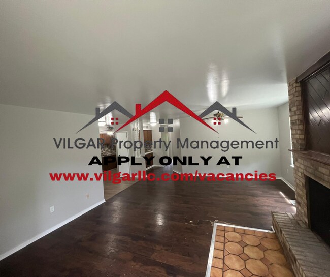 Building Photo - Spacious 3 large bedrooms, 2 full baths (1...