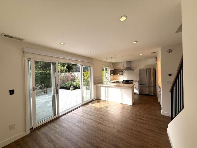 Foto del edificio - STUNNING THREE BEDROOM PLUS OFFICE MARINER GREEN CONDO WITH GREAT OUTDOOR SPACE