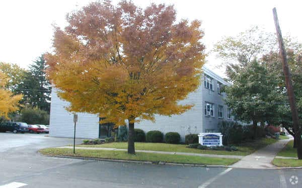 Building Photo - Highland House Apartment Homes