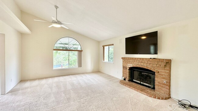 Building Photo - Light & Bright, Single-Story Home in the L...