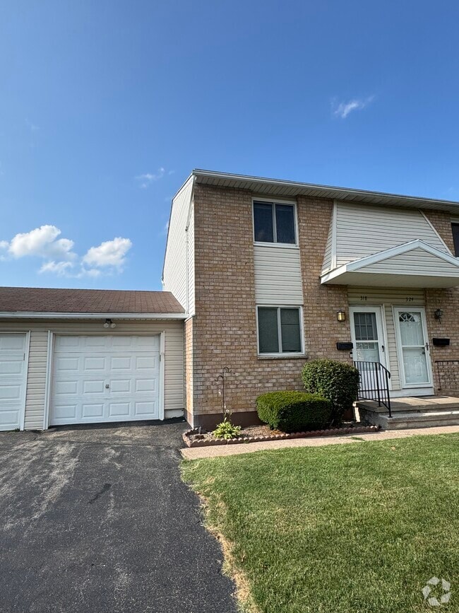 Building Photo - 318 Fox Run
