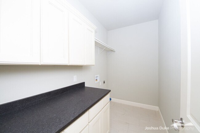 Foto del edificio - 3 bedroom 2 bath modern style home minutes from I-49 and Fayetteville access !!