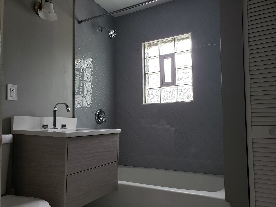 Building Photo - 842 N Fairfield Ave