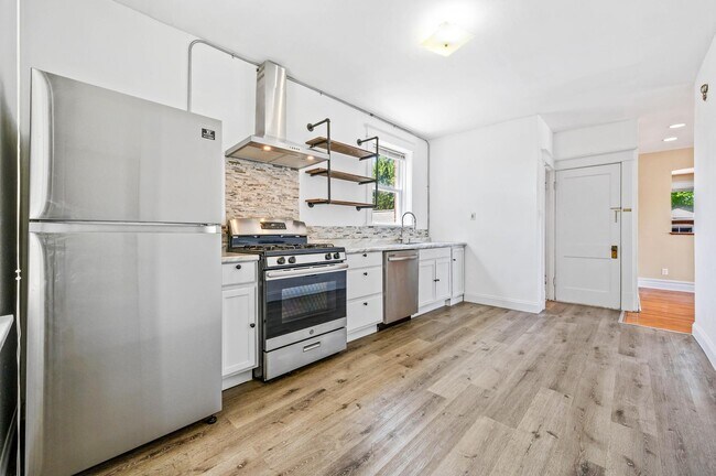 Kitchen - 5432 Cologne Ave