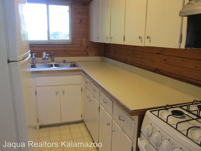 Building Photo - 1625 S Crooked Lake Dr