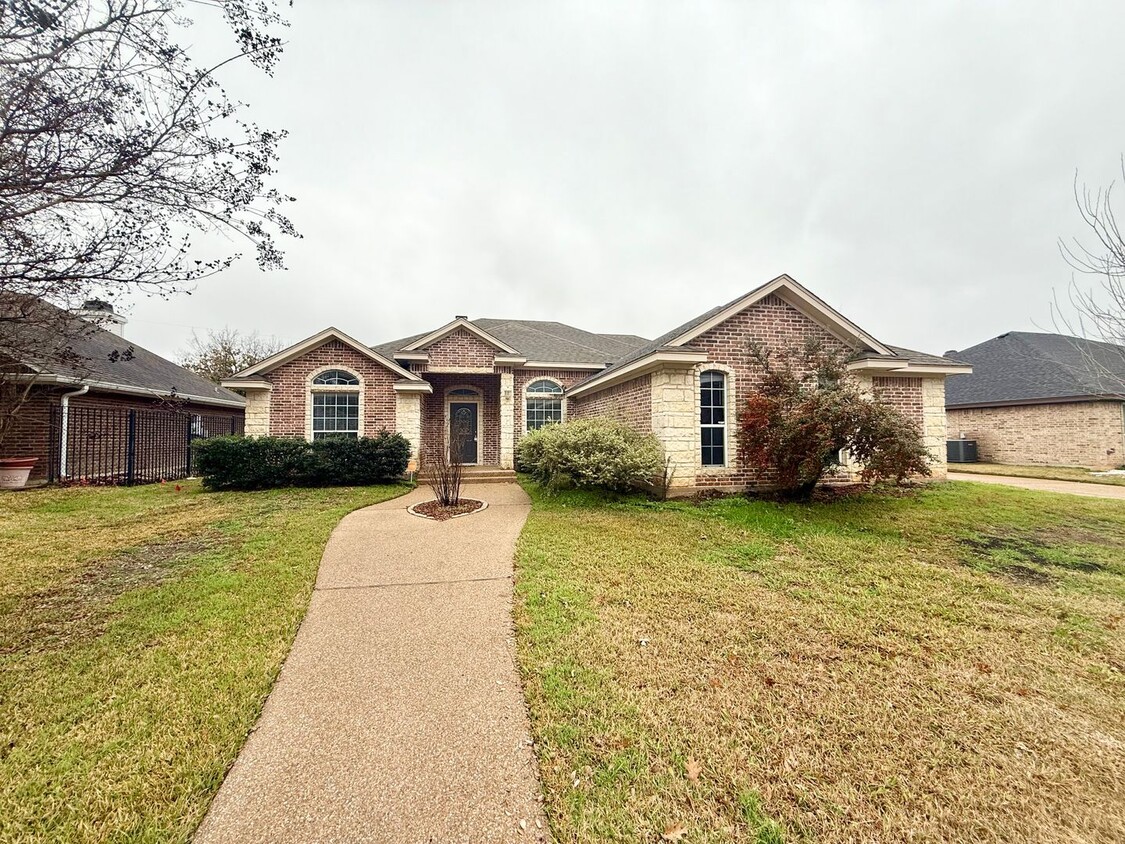 Foto principal - Spacious 4-Bedroom Home in Midway ISD