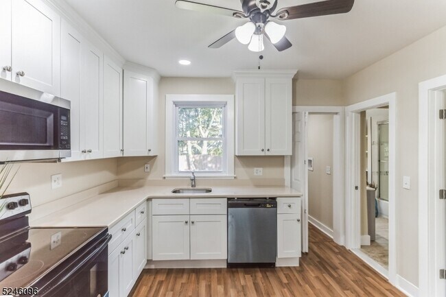 Foto del edificio - 310 Rutherford Ave
