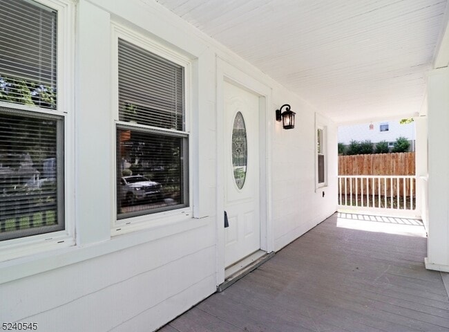 Building Photo - 10 Cedar Ln