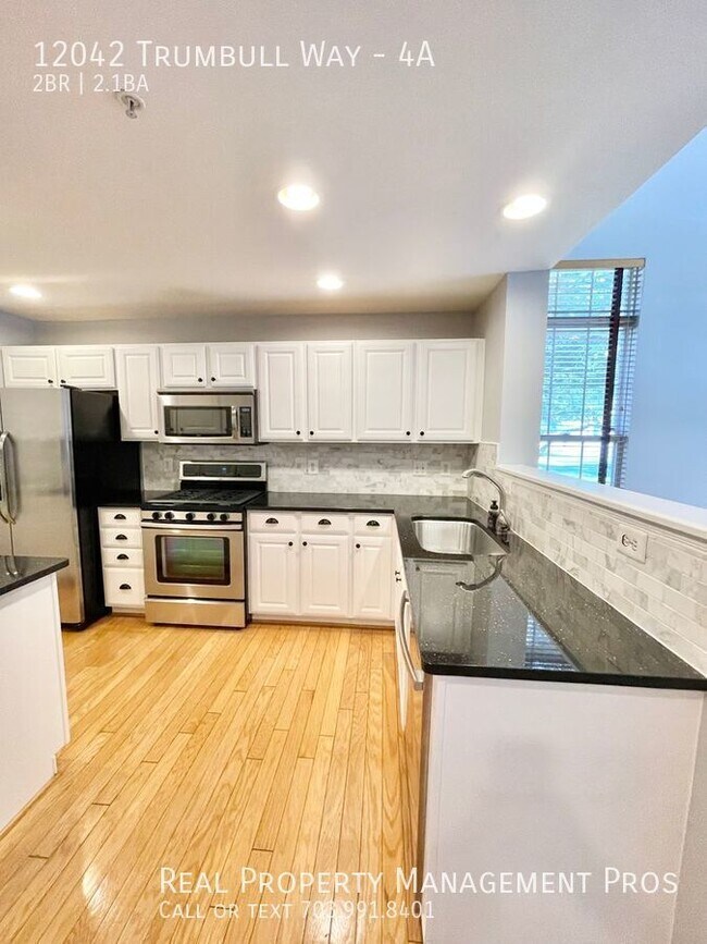 Building Photo - Beautifully Updated 2 Bedroom End Unit Jus...