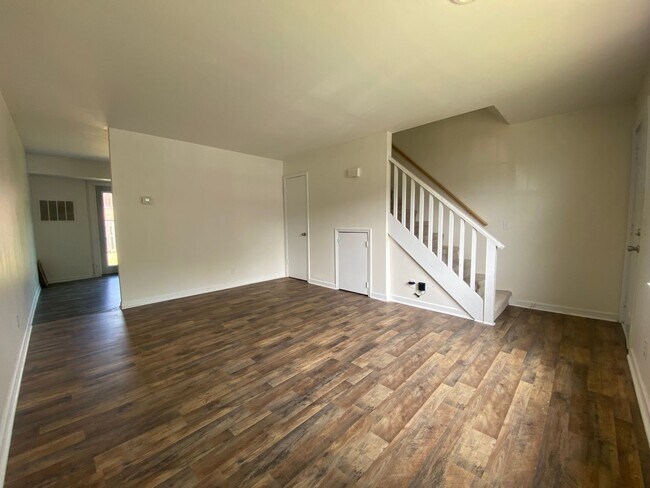 Building Photo - 2 Bedroom 1.5 Bath Apartment located in Jo...