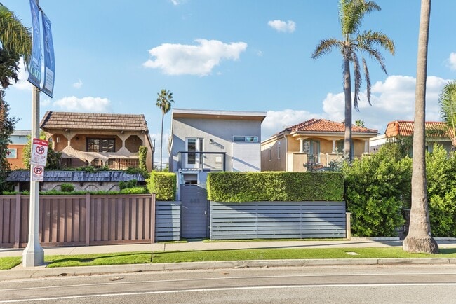 Foto del edificio - 665 Washington Blvd