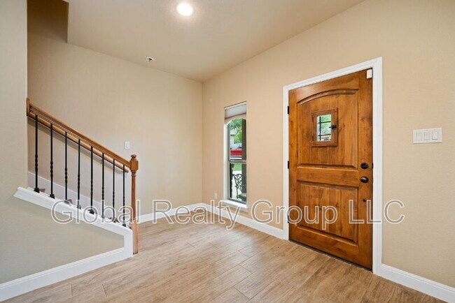 Building Photo - 635 Bluffside Dr