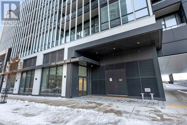 Photo du bâtiment - 395 Square One Dr