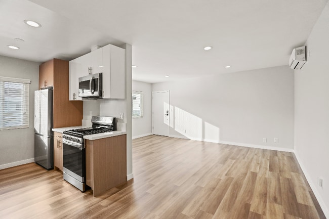 Building Photo - 1352 W 36th St