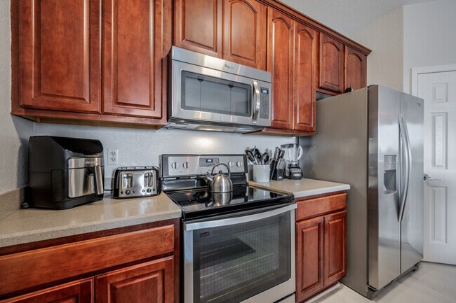 Building Photo - IS1-208 - Lake View Corner Unit - Modern D...