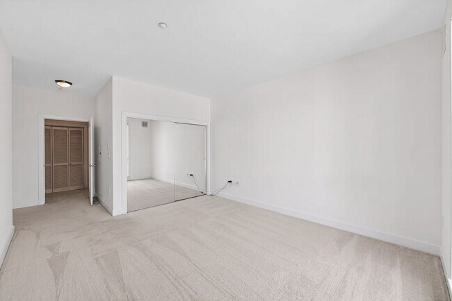 Foto del edificio - Prime Oakland 1-Bed Condo w/ Resort-Style Amenities & Utilities Included