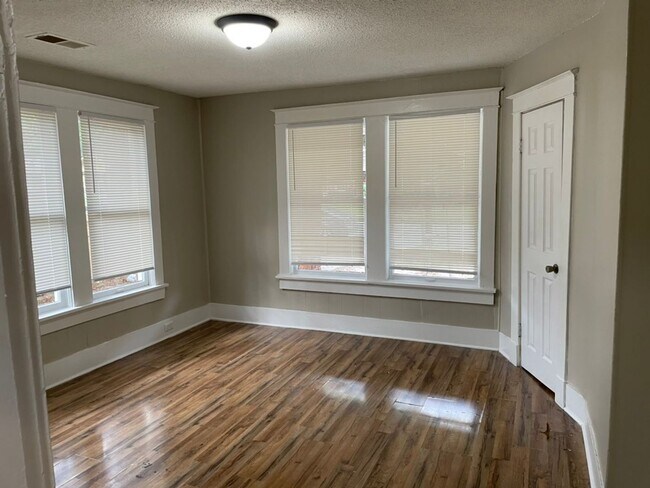 Foto del edificio - Charming 2-Bedroom Home with Spacious Living Areas in East Memphis