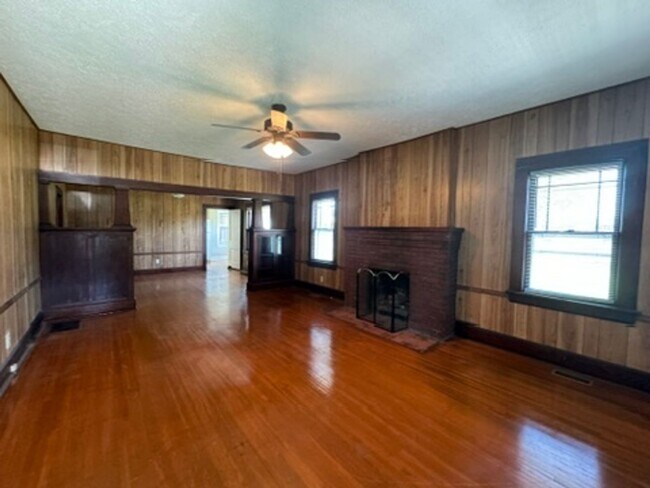 Building Photo - Charming 2 Bedroom Home Available - Unfini...