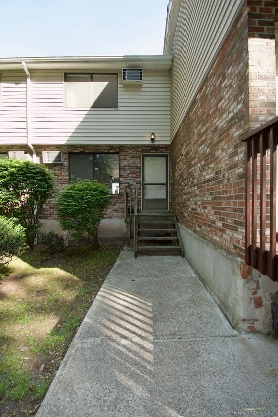 Primary Photo - 839 Blackstone Vlg