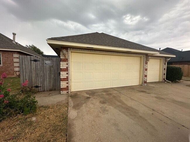 Building Photo - 2504 Thomas Dr