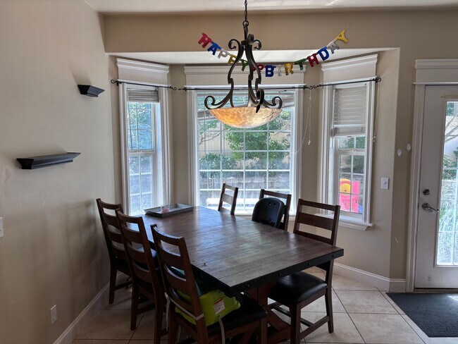 Foto del edificio - 4 bed 3 Home in Coveted West End Neighborhood