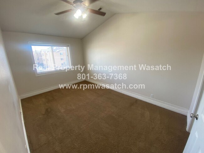 Foto del edificio - Check Out This 3 bed, 2 bath Condo with Ha...