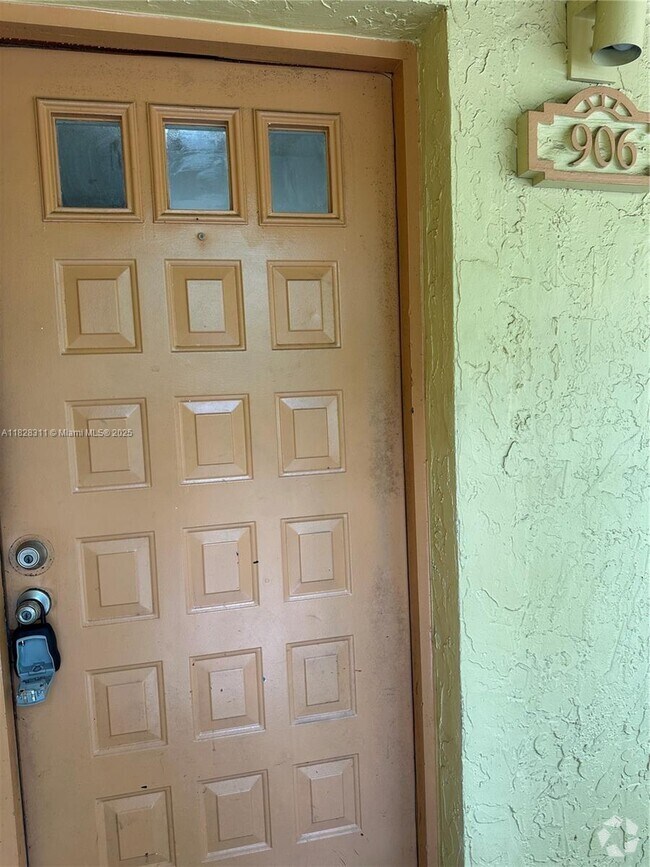 Building Photo - 906 Coral Club Dr