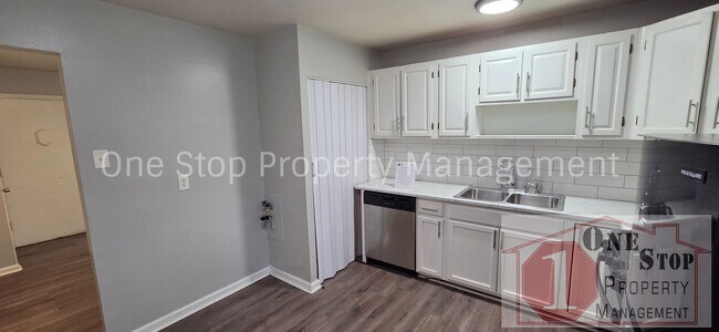 Foto del edificio - 10906 Newton Ave